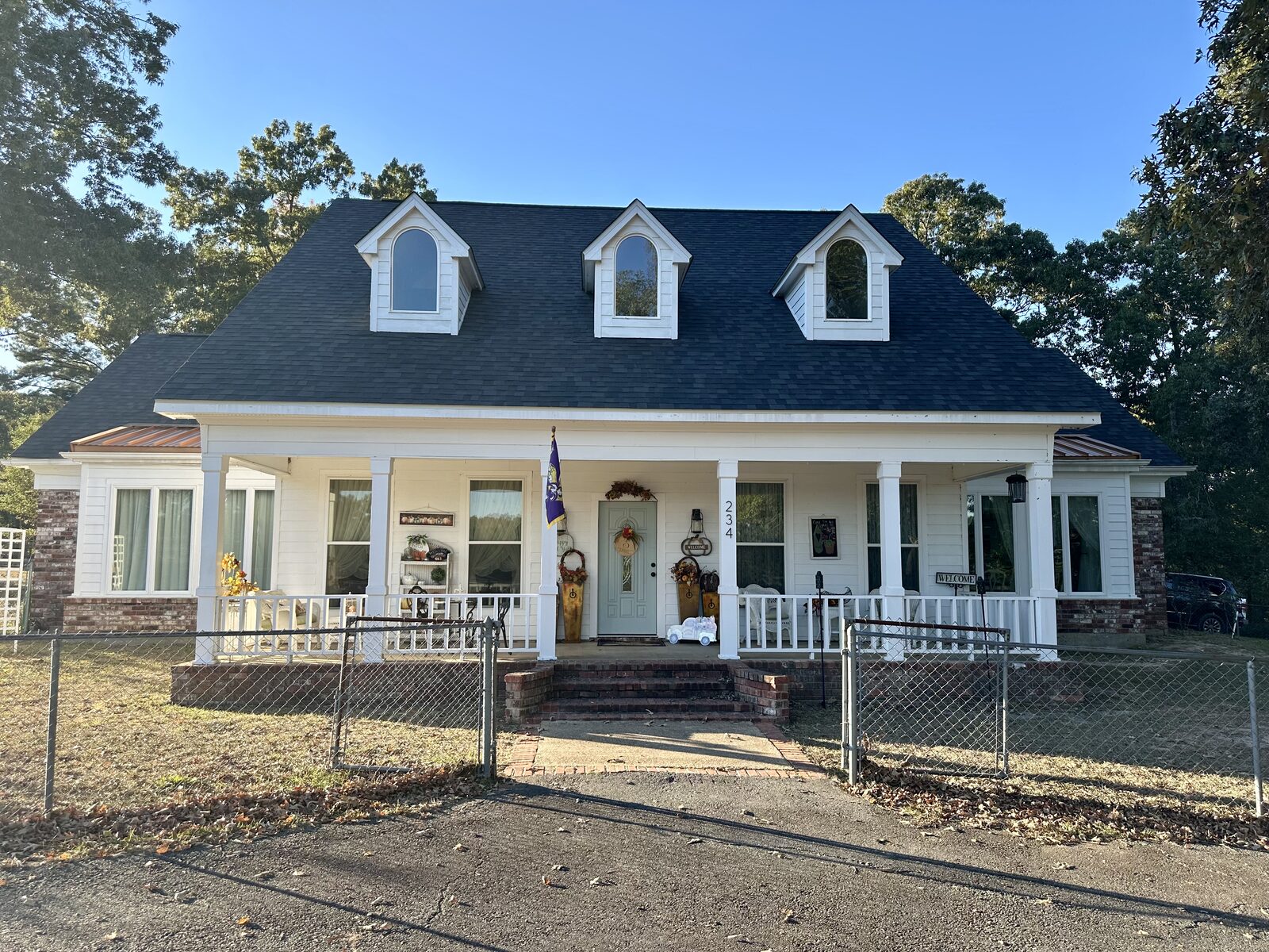 White farmhouse with a new architectural shingle roof in Moss Bluff, Louisiana